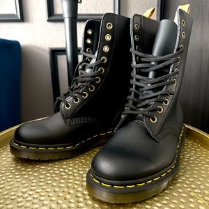 *BRAND NEW* Dr. Martens Vegan Pascal Boots AW004